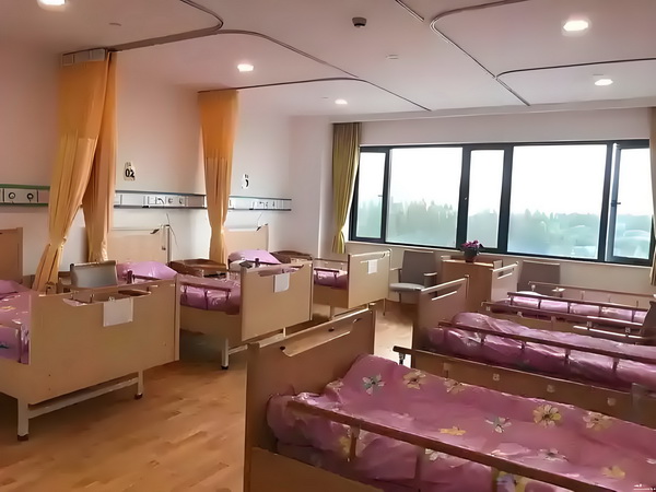 外地人怎样才能在深圳落户_专访导演饶晓志：对《万里归途》满意和骄傲 晓志对万里地址机构